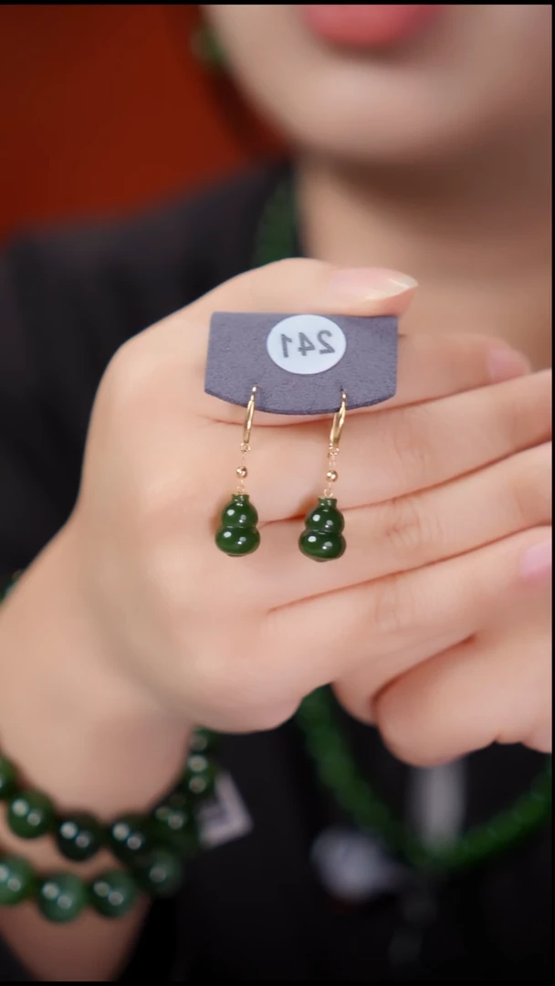 18K金镶嵌和田玉耳饰0