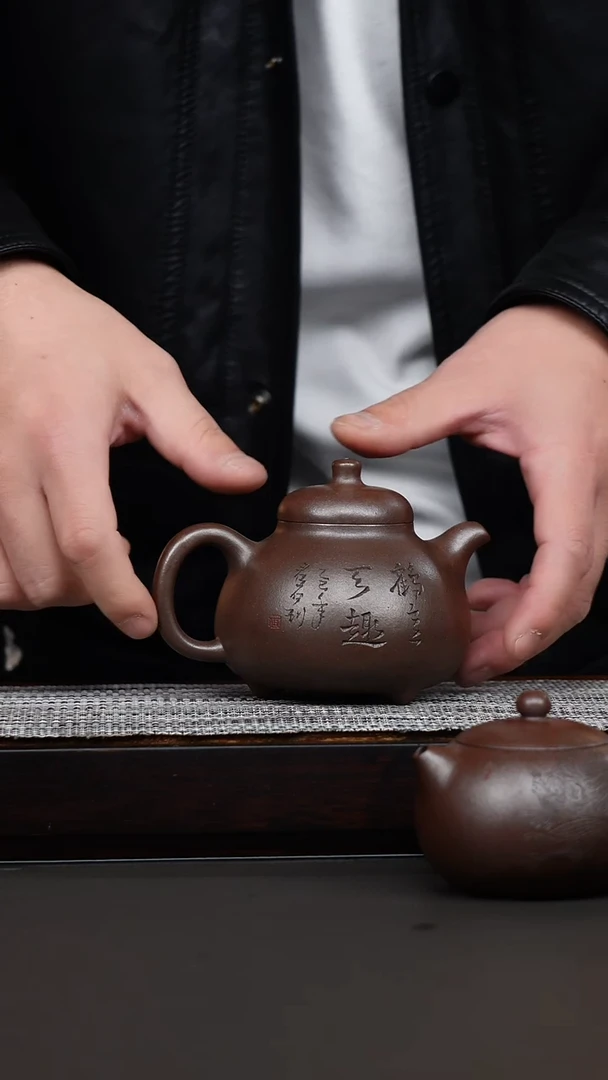 茶壶紫砂韩惠琴·朱泥柴烧刻绘三足乳鼎