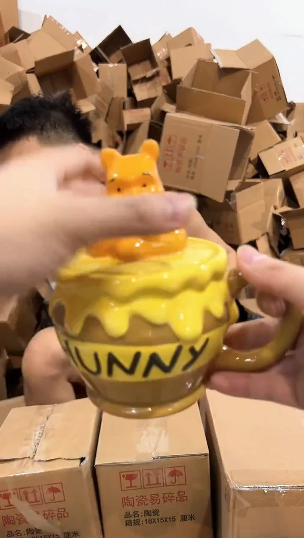 瓷片Q版维尼蜂蜜带盖杯