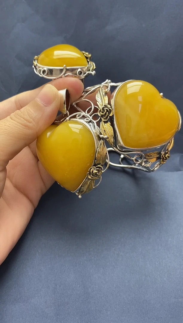 裸石琥珀未镶嵌套装