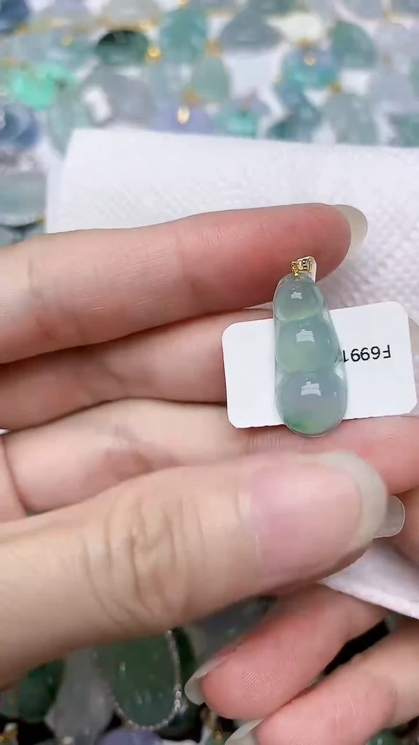 颈饰18K金镶嵌翡翠天然A货翡翠