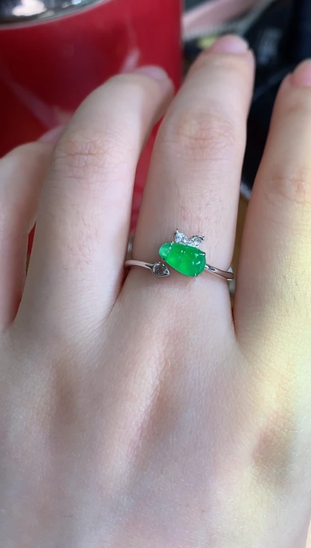 18K金镶嵌戒指翡翠绿豆子戒指