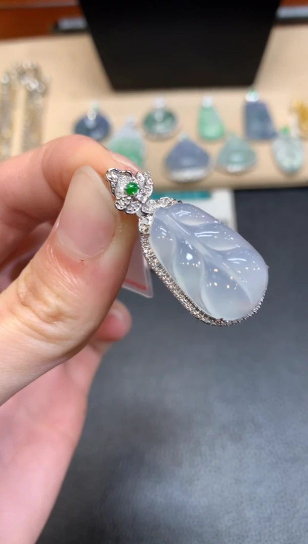 【闪购商品】翡翠颈饰18K金镶嵌叶子【无服务费】