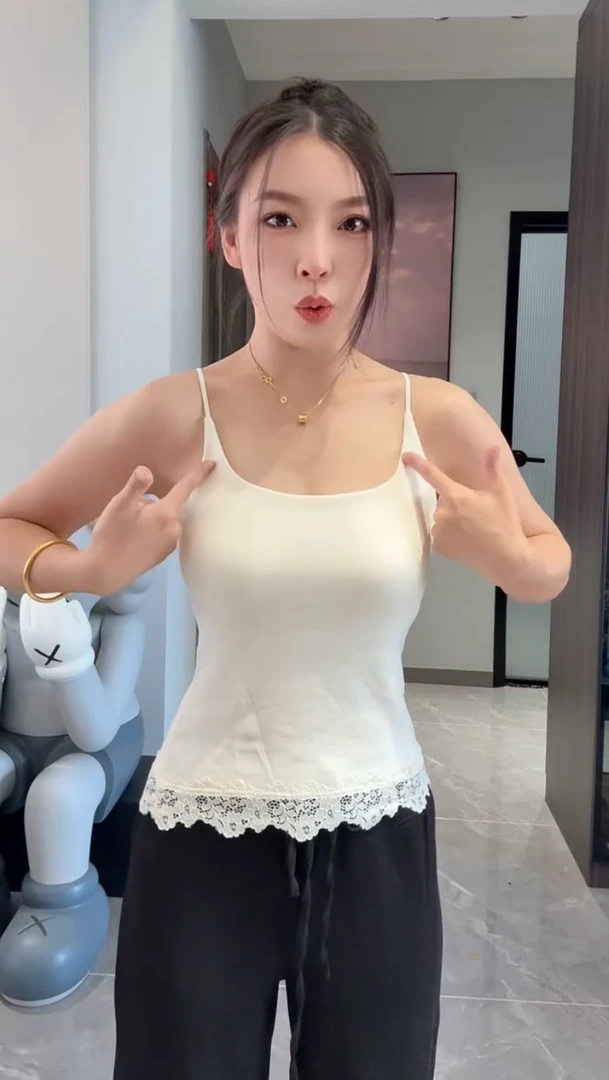 纯欲辣妹蕾丝花边吊带背心女带胸垫秋冬新款V领内搭打底上衣美背