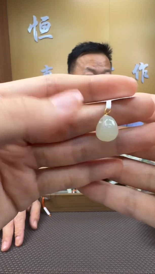 和田玉18K金镶嵌颈饰挂件