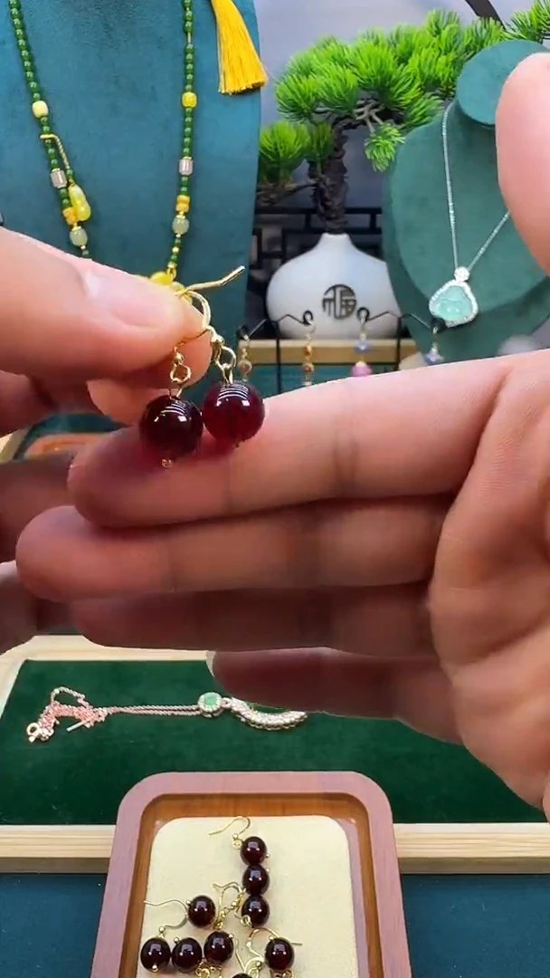 14K金镶嵌血珀耳饰E29