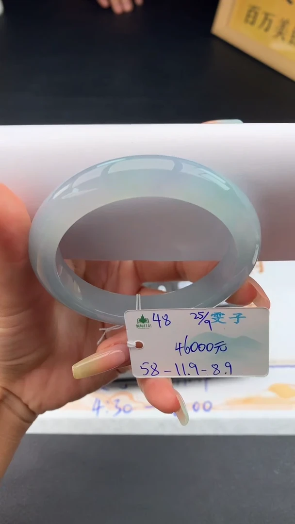 未镶嵌手镯翡翠自带#送人#，联系客服核对地址~