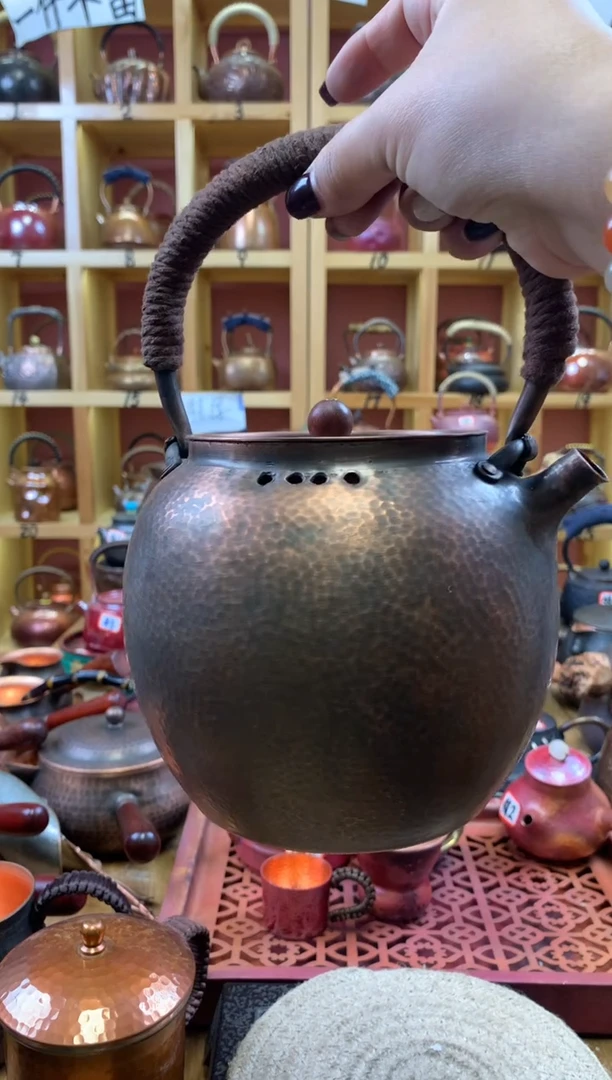 孤品紫铜做旧一张打龙蛋提梁壶