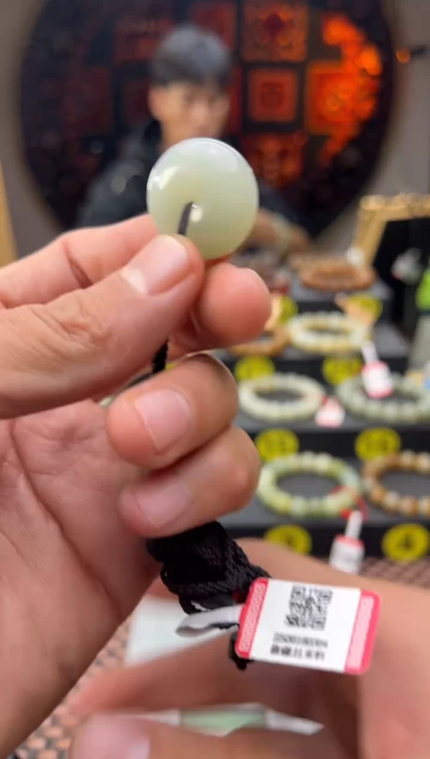 吊坠(赠链)未镶嵌和田玉且末料青白玉平安扣