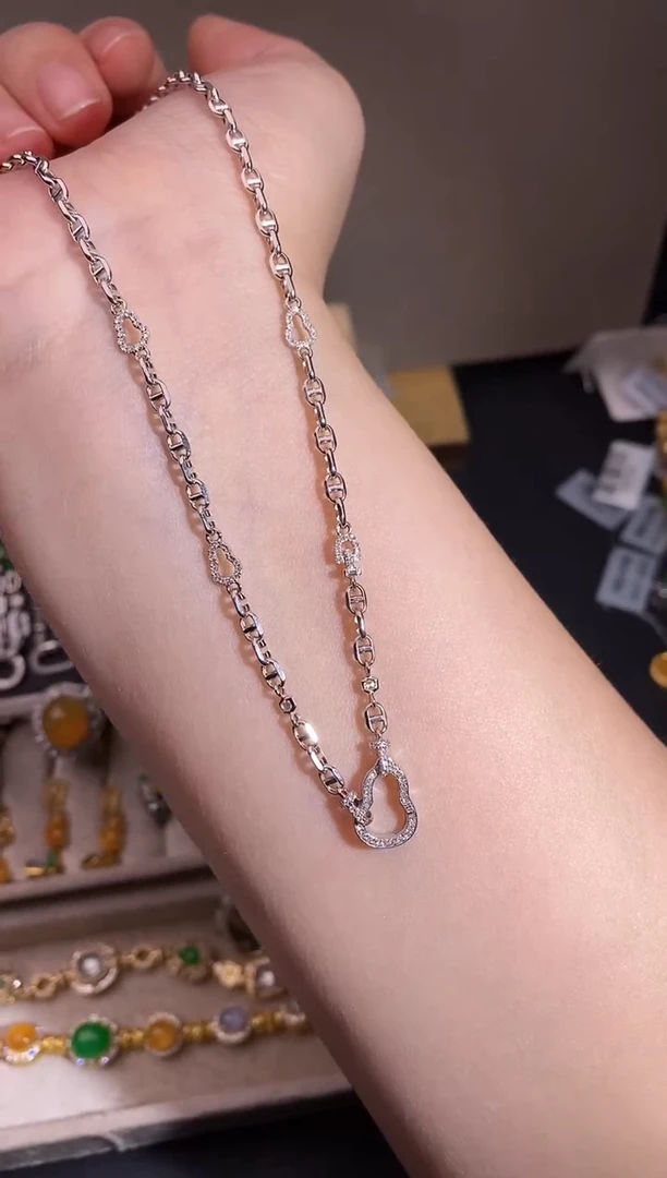 颈饰18K金镶嵌钻石项链