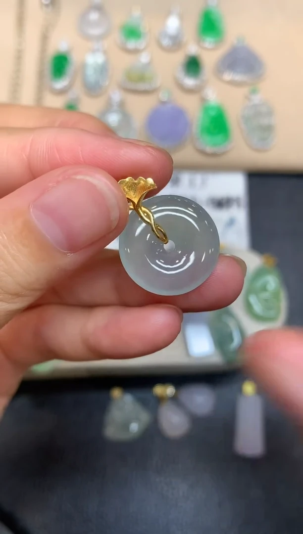 颈饰18K金镶嵌翡翠平安扣【无服务费