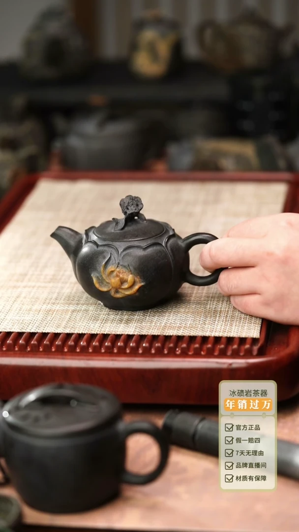 中式归玉堂冰碛岩重工雕刻俏色莲花壶