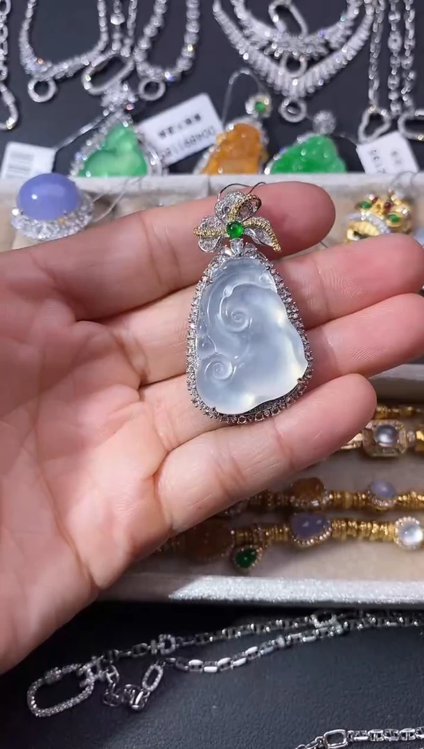 颈饰18K金镶嵌翡翠吊坠