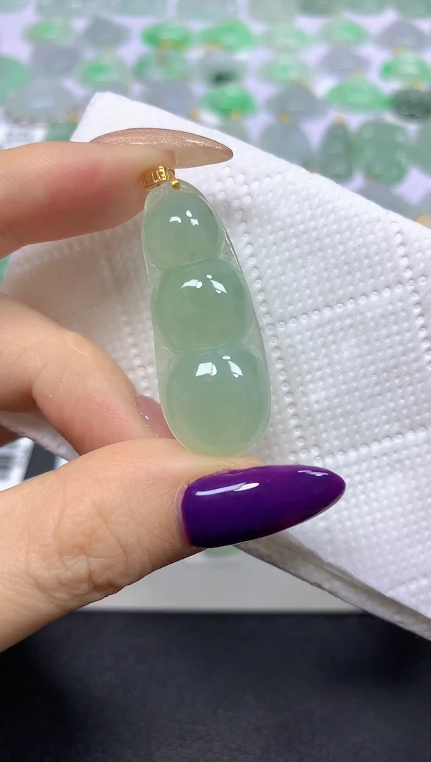 颈饰18K金镶嵌翡翠