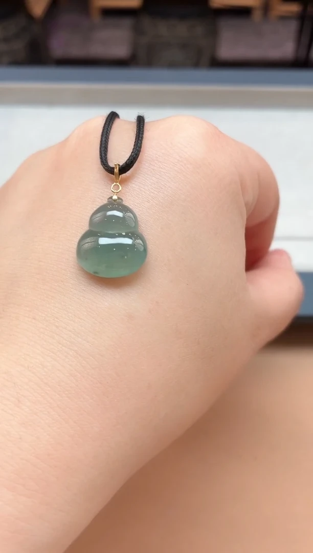 颈饰18K金镶嵌翡翠挂件