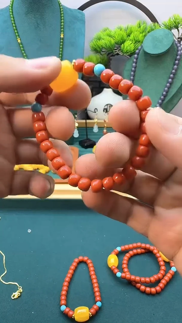 14K金镶嵌颈饰蜜蜡QW90