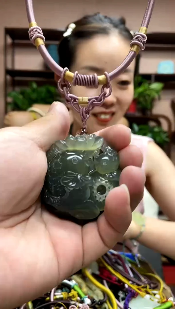 岫玉未镶嵌颈饰我****.·