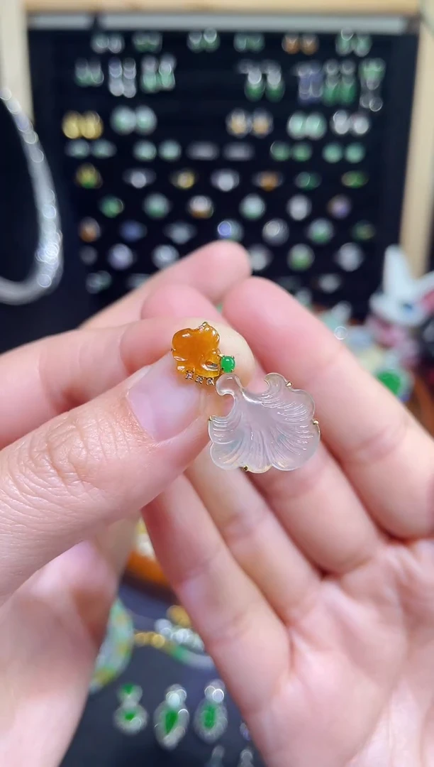 颈饰18K金镶嵌翡翠高冰胶风生水起吊坠