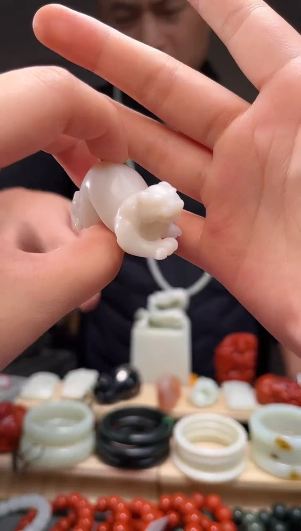 颈饰未镶嵌和田玉吊坠