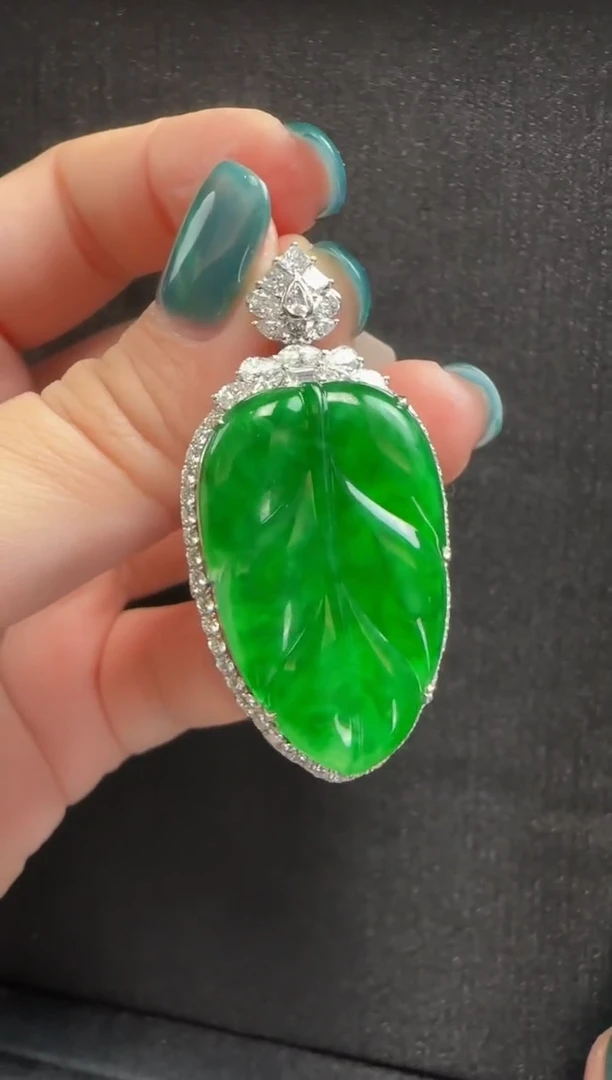 【闪购商品】翡翠颈饰18K金镶嵌114叶子一个