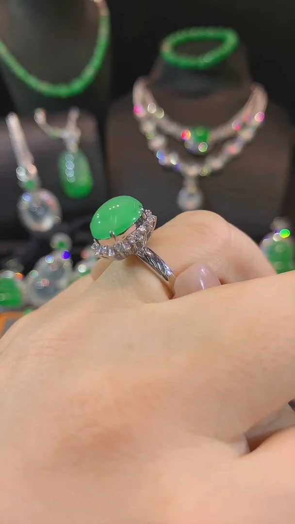 翡翠戒指18K金镶嵌戒指