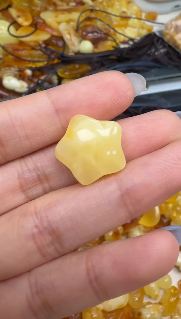 未镶嵌琥珀裸石如图