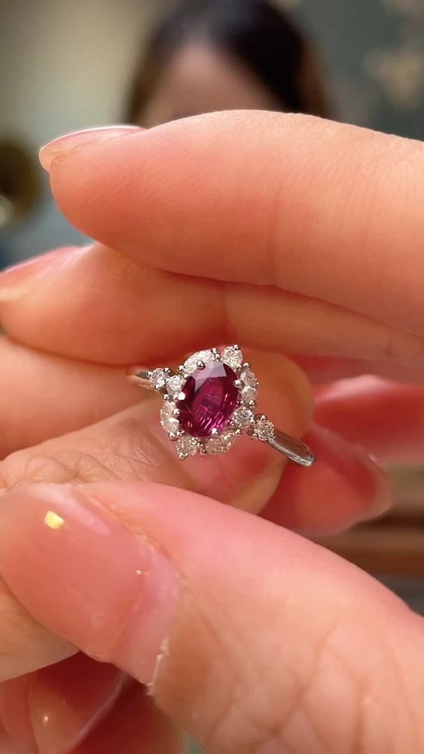 18K金镶嵌戒指红宝石哇**啦主石：0.53ct