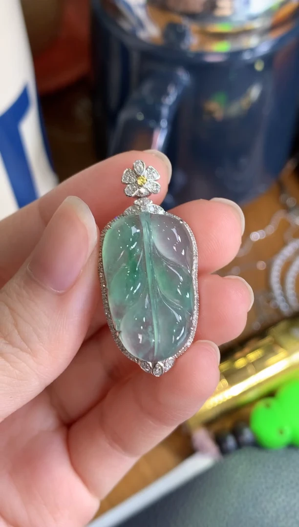 颈饰18K金镶嵌翡翠叶子