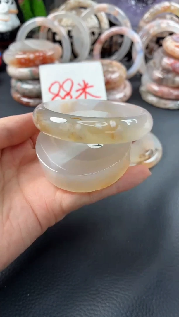 未镶嵌手镯（圆镯）石英质玉58