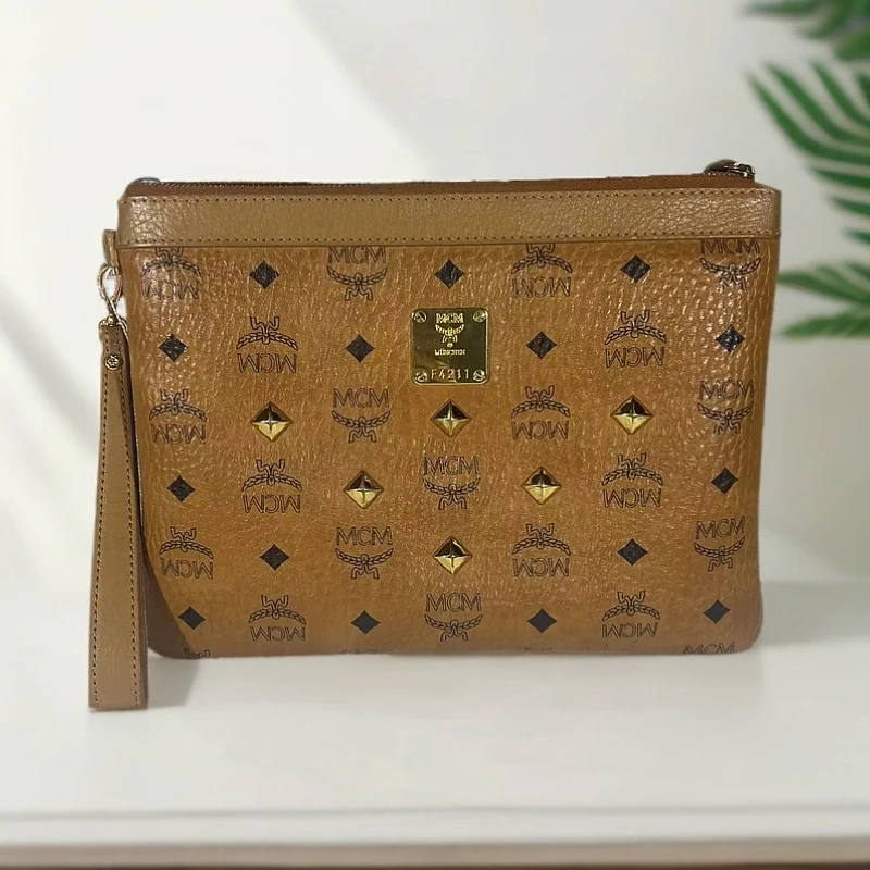 95新 MCM 干邑色手拿包G25100368底长28*20.5