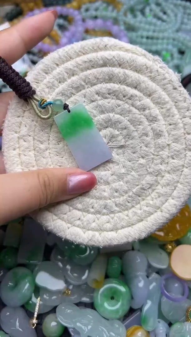 颈饰未镶嵌翡翠天然缅甸翡翠吊坠