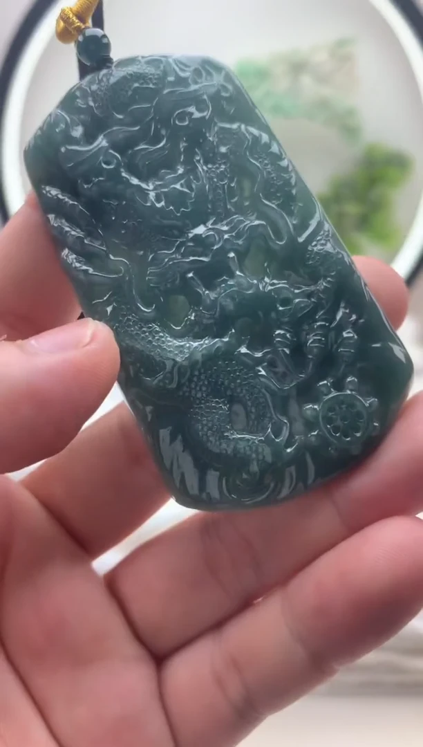 颈饰未镶嵌翡翠龙牌