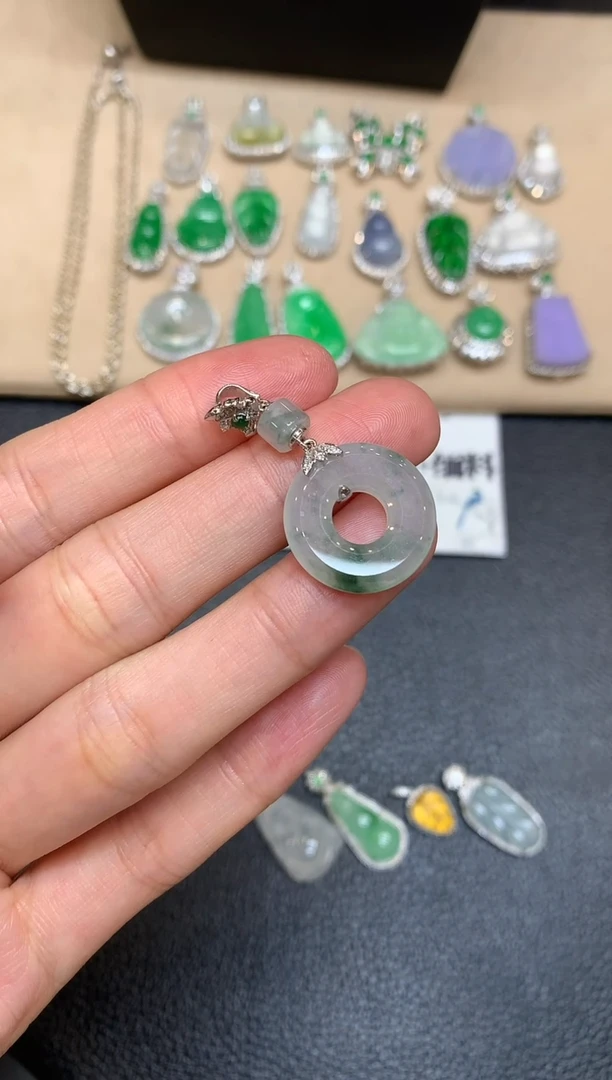 颈饰18K金镶嵌翡翠甜甜圈【无服务费