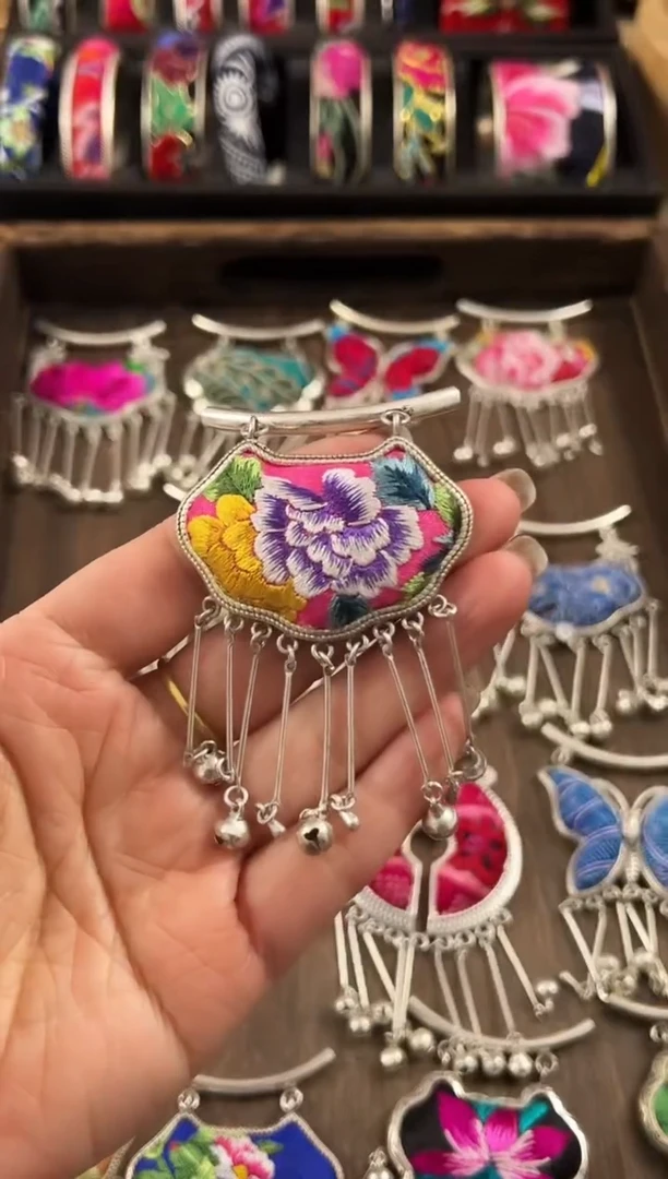 【闪购商品】织绣民族风老绣饰品150