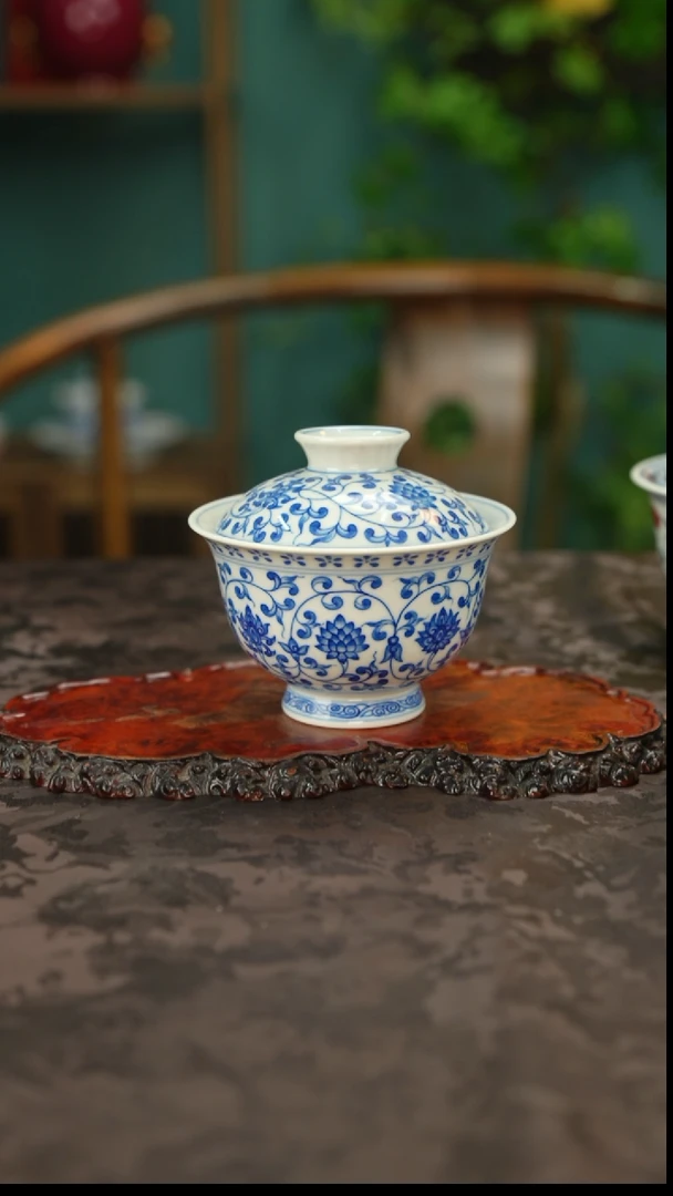 青花手绘缠枝莲二才盖碗