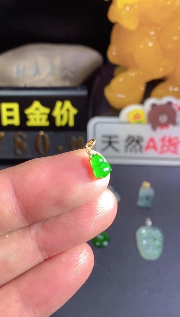 颈饰18K金镶嵌翡翠