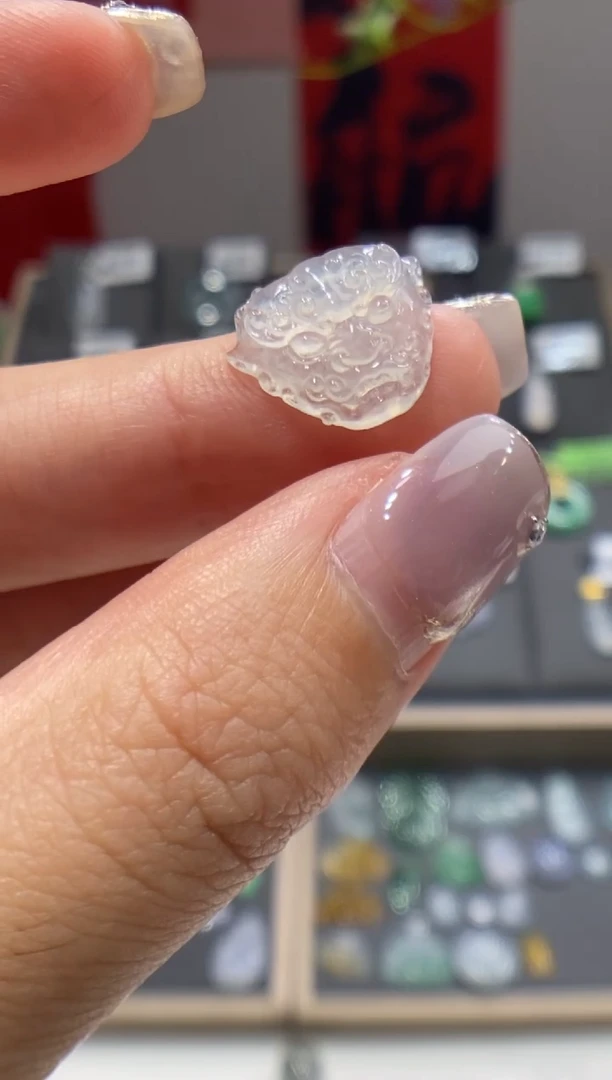 翡翠未镶嵌颈饰龙