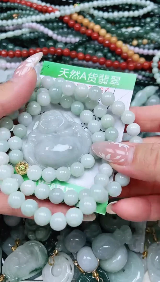 颈饰未镶嵌翡翠释*。翡翠