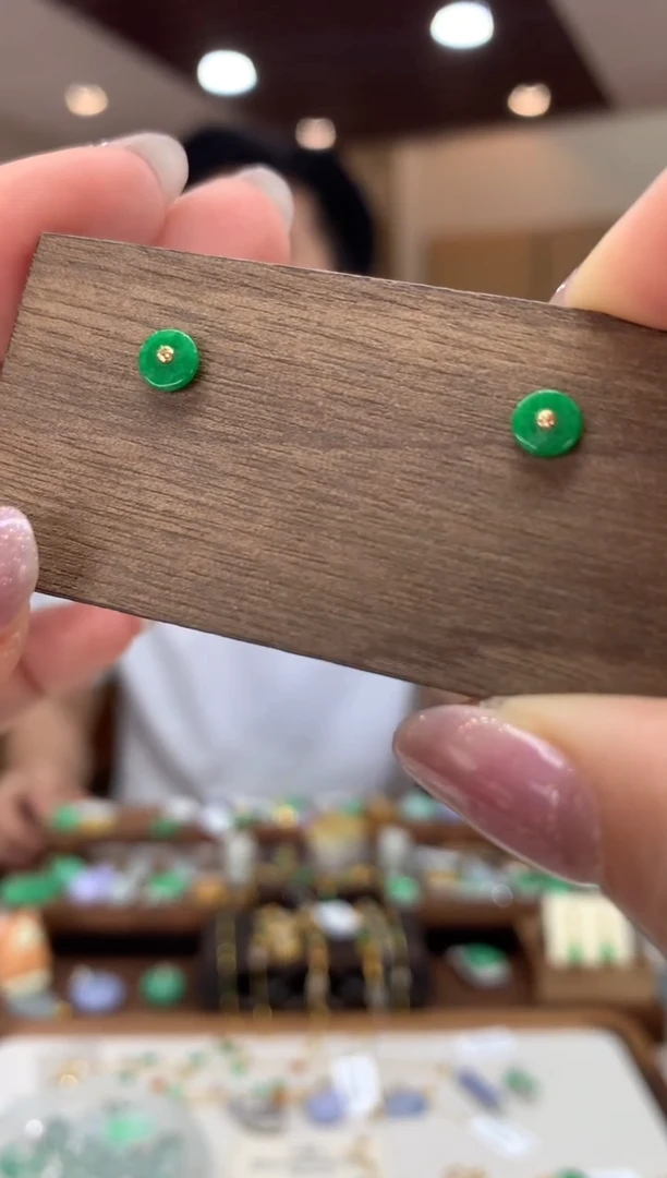 翡翠18K金镶嵌耳饰耳钉