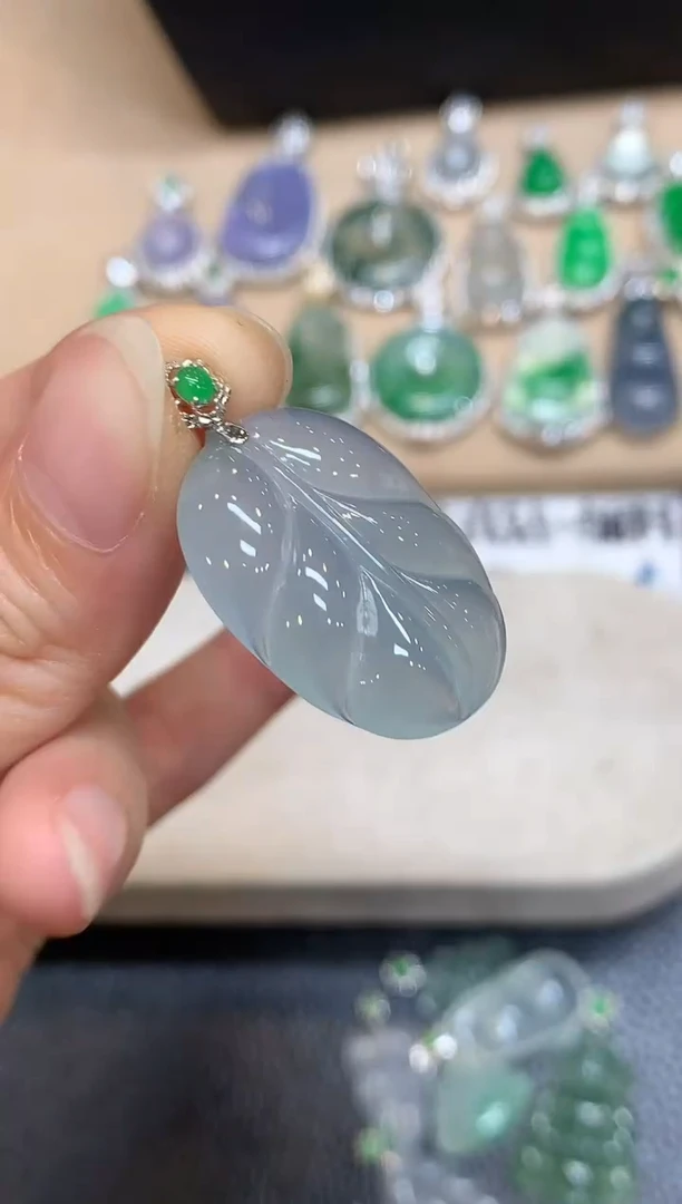 颈饰18K金镶嵌翡翠树叶【无服务费