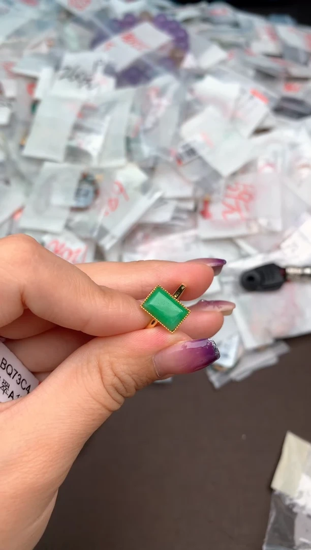 翡翠挂件18K金镶嵌—