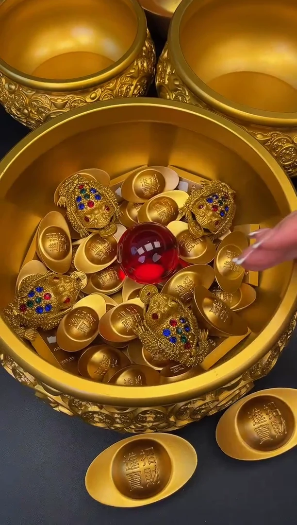 铜30个2号元宝+6个金条（5.3cm）+4个金色金蟾