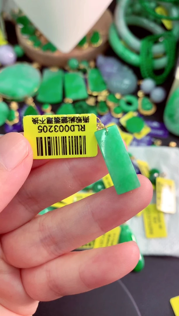 颈饰18K金镶嵌翡翠挂件