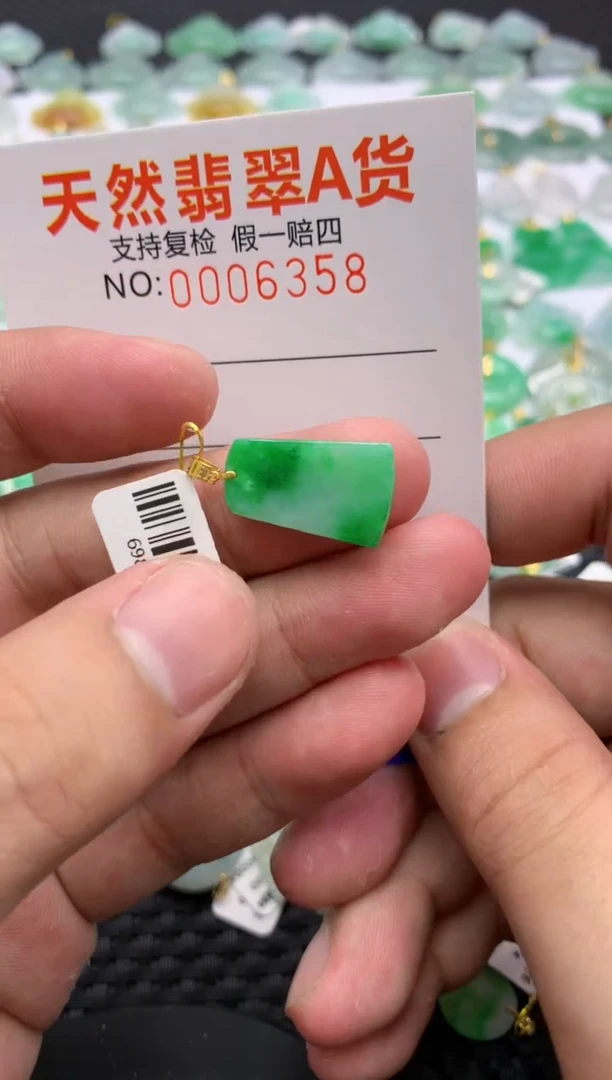 翡翠18K金镶嵌颈饰1111111111111