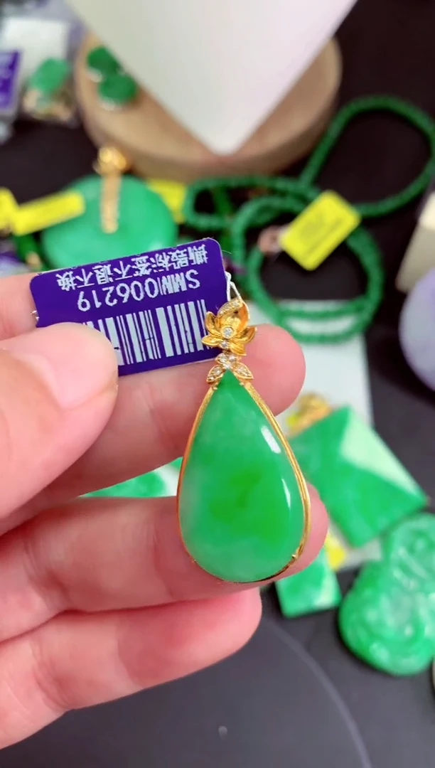 颈饰18K金镶嵌翡翠挂件