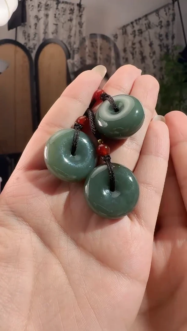 和田玉未镶嵌颈饰扣 发其一