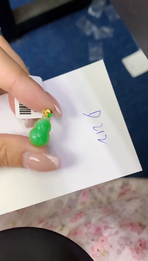 翡翠18K金镶嵌颈饰缅甸天然翡翠A货