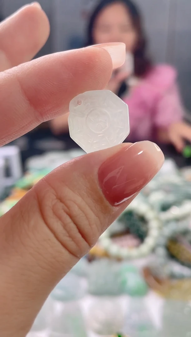 翡翠未镶嵌吊坠(赠链)八卦
