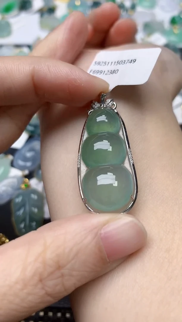 颈饰18K金镶嵌翡翠天然缅甸A货翡翠