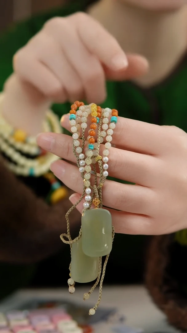 颈饰18K金镶嵌和田玉和田玉项链—多样性发其一